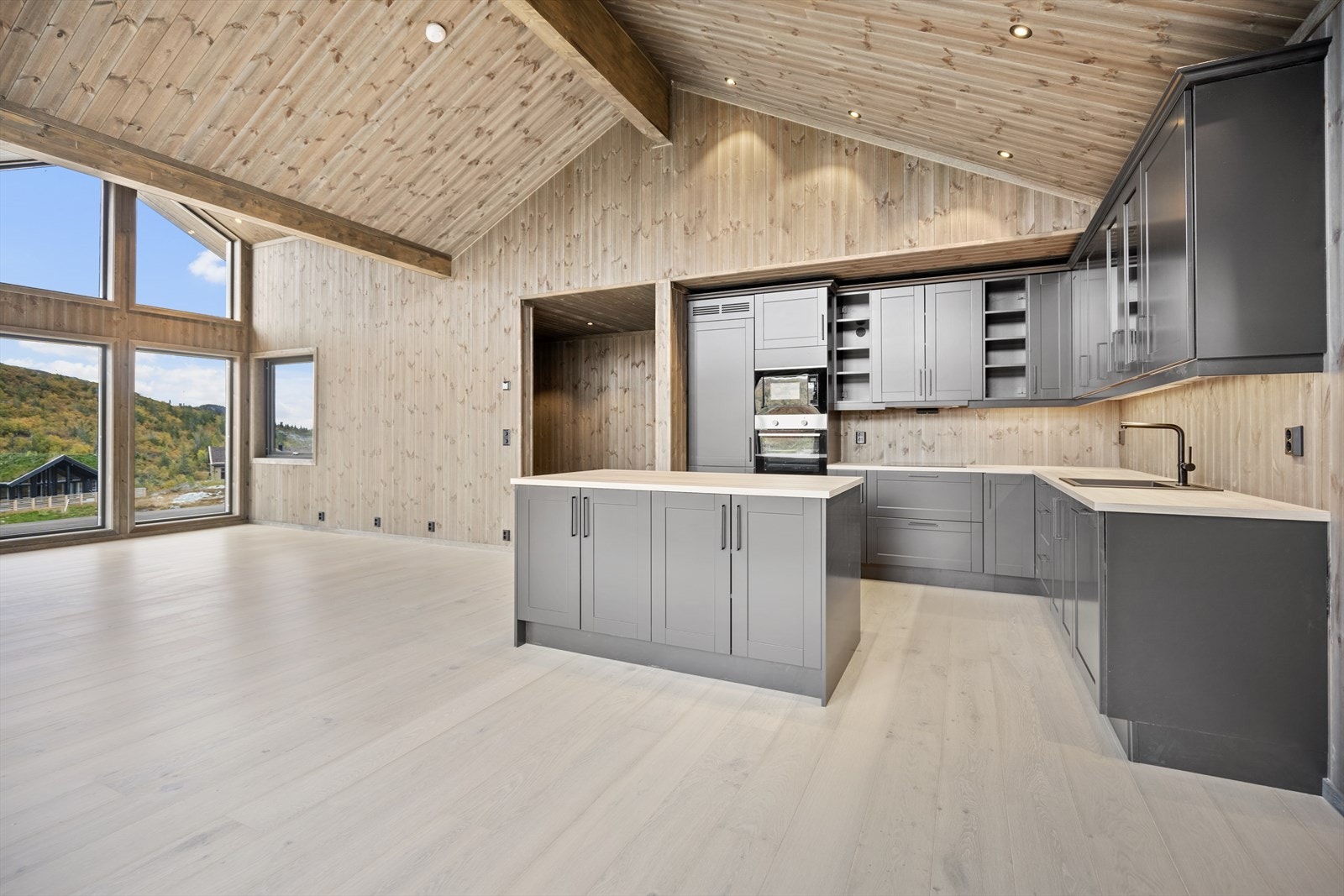 Stilfull kjøkkeninnredning i dempet sort fra Skai. Galleribilde