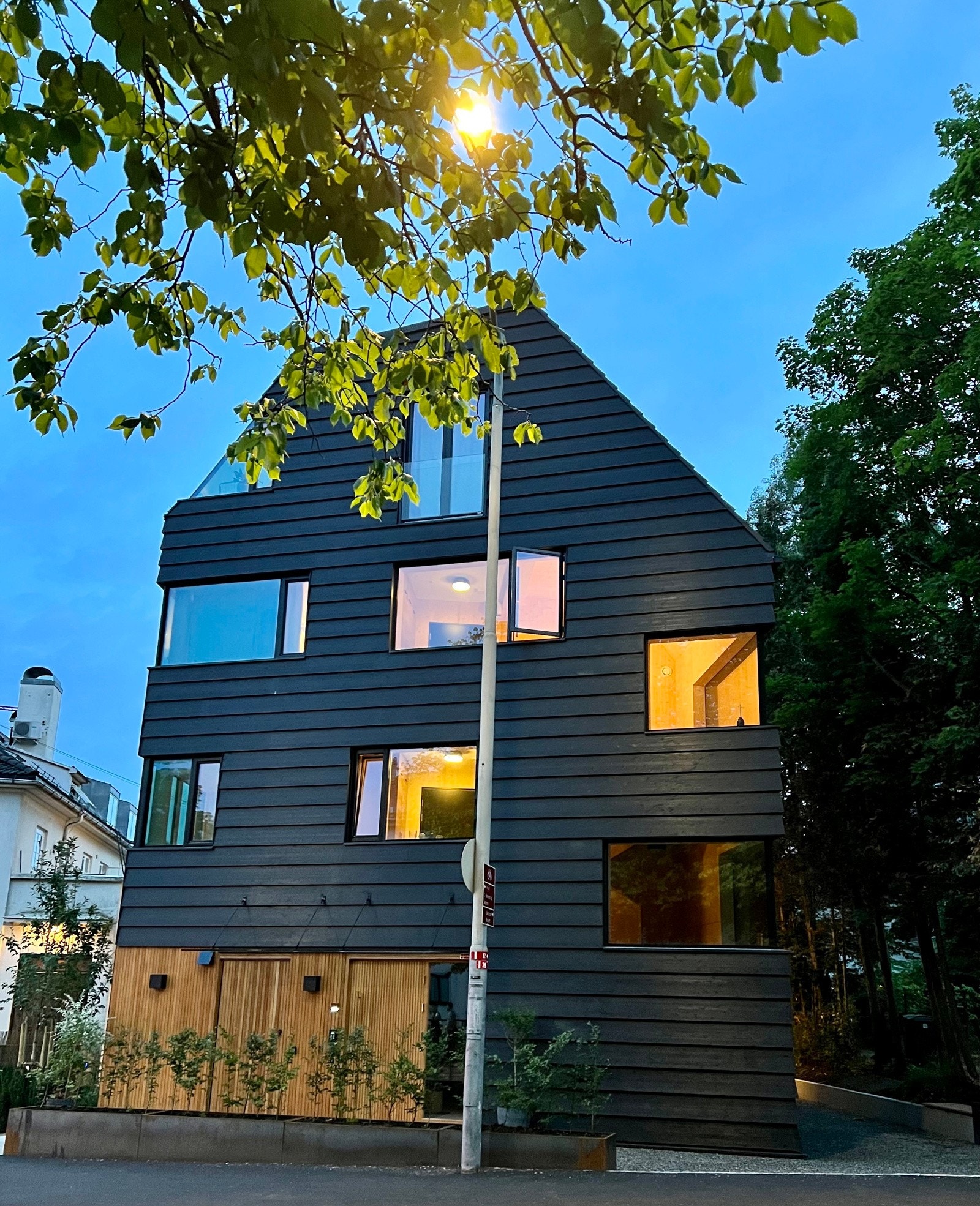 Byggherre får stadig henvendelser fra arkitekter og andre interesserte som ønsker å se huset. Galleribilde