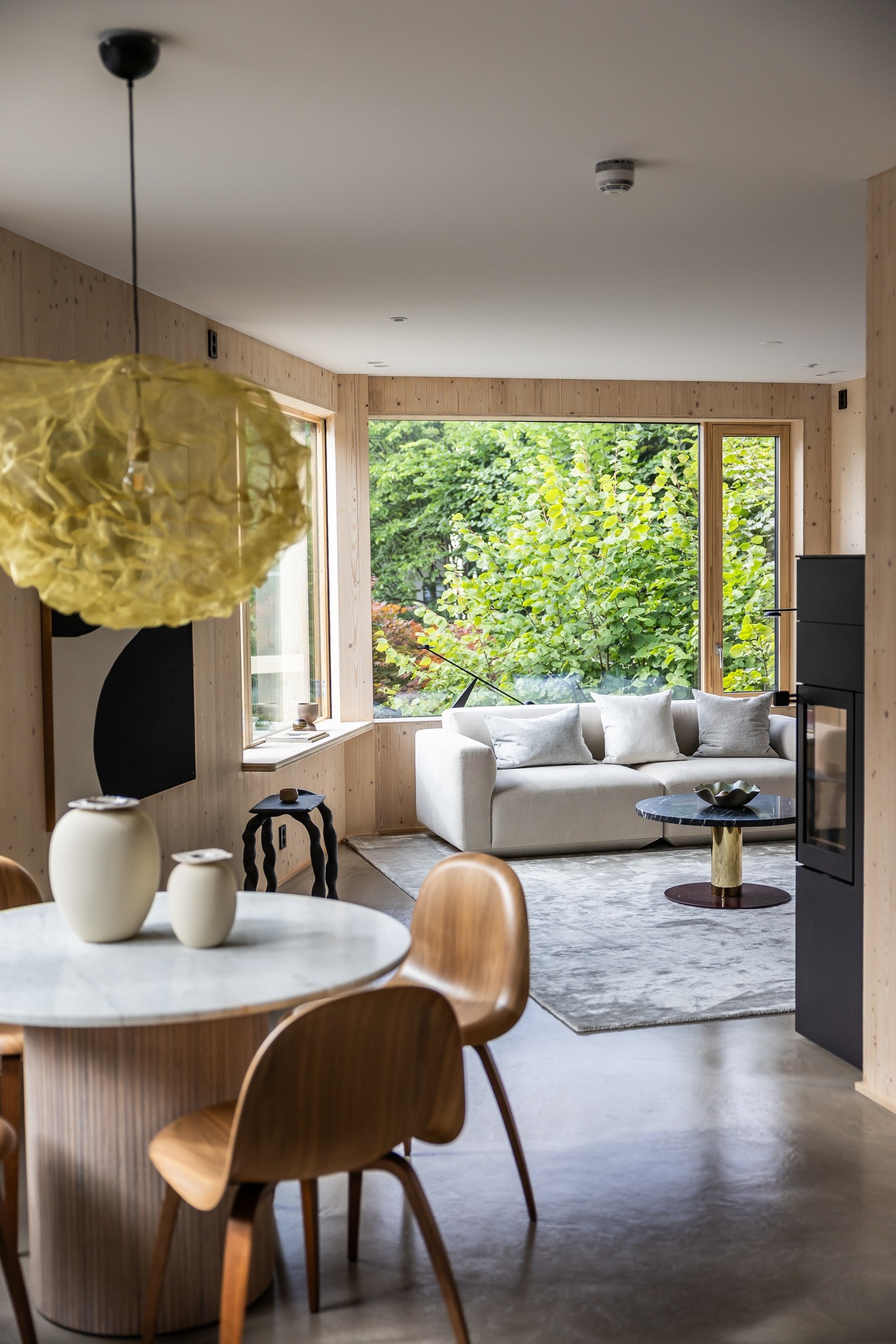 Gjennomgående for leiligheten er store vindusflater. Galleribilde