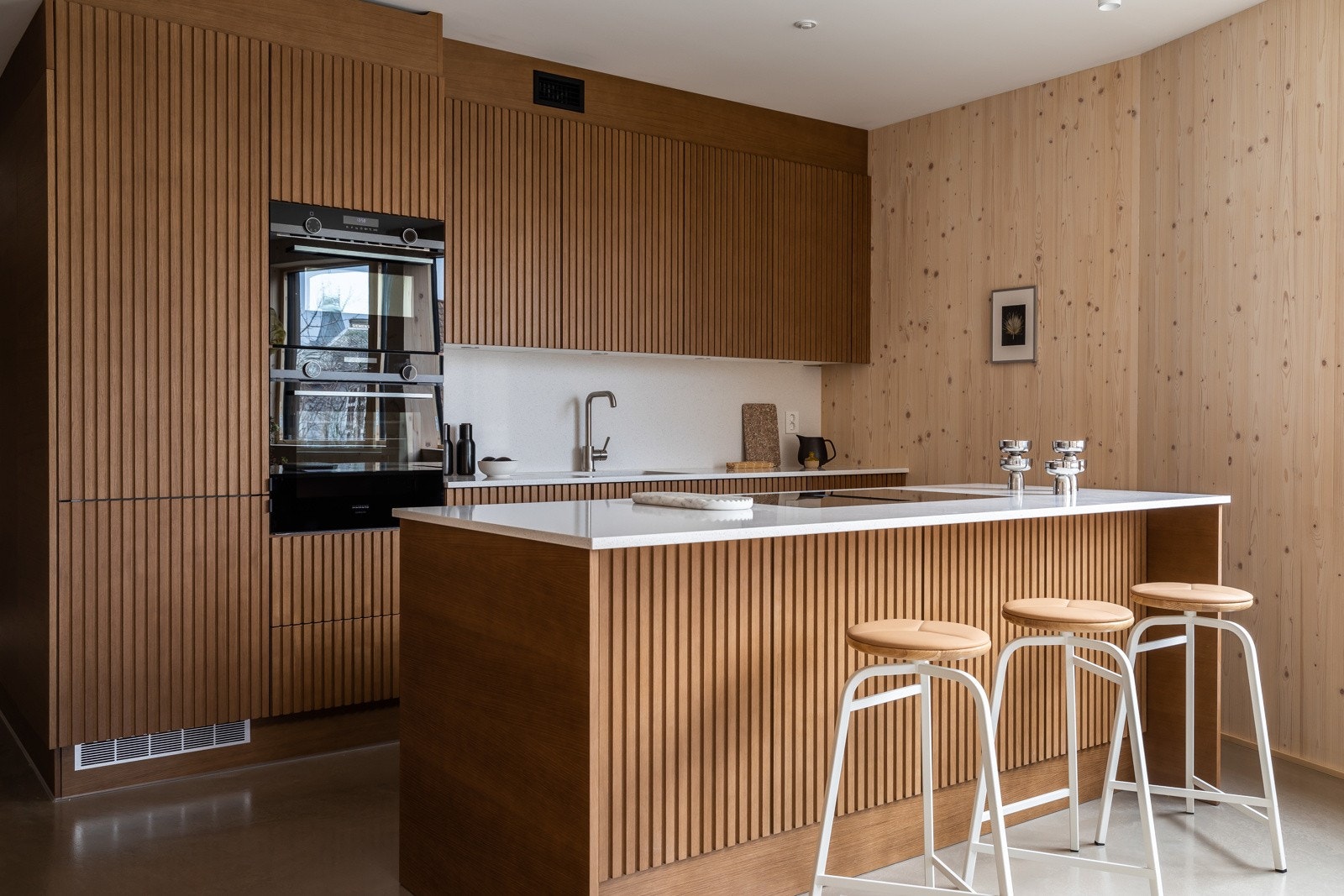 Smakfull og moderne kjøkkeninnredning med kjøkkenøy. Galleribilde