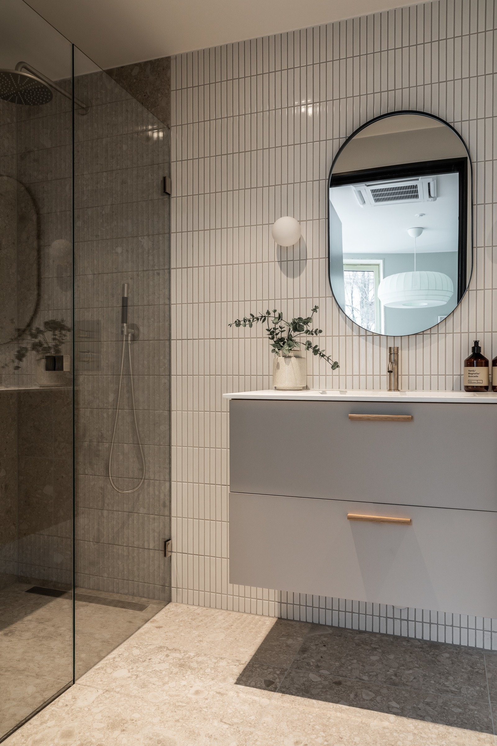Eget moderne og lekkert baderom i tilknytning til hovedsoverom. Galleribilde