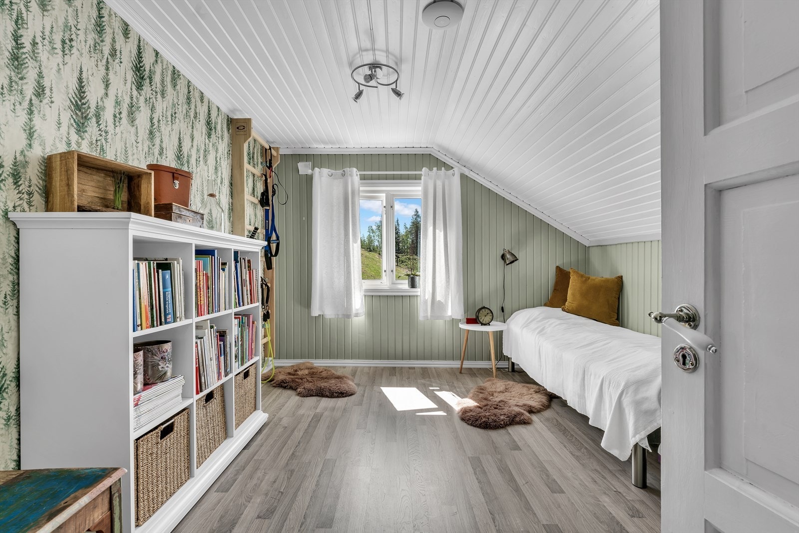 Soverom 1: God plass til dobbeltseng, garderobeløsning etc. Galleribilde