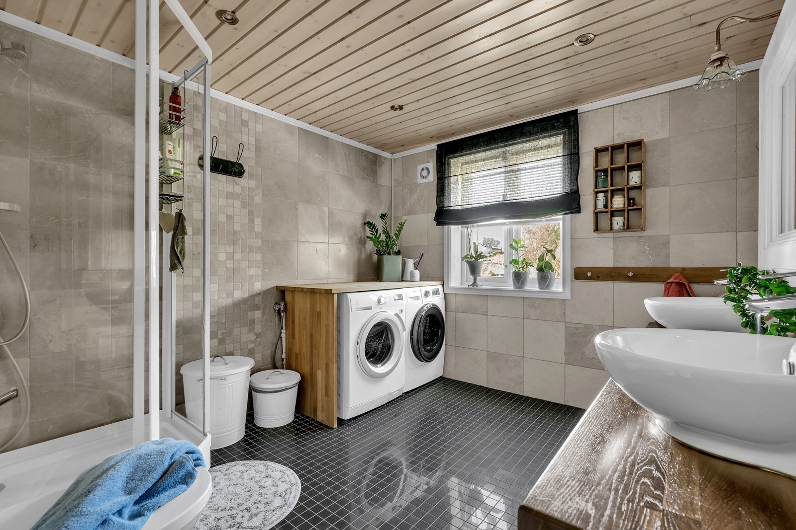 Lekkert flislagt bad med varmekabler i gulvet. Galleribilde