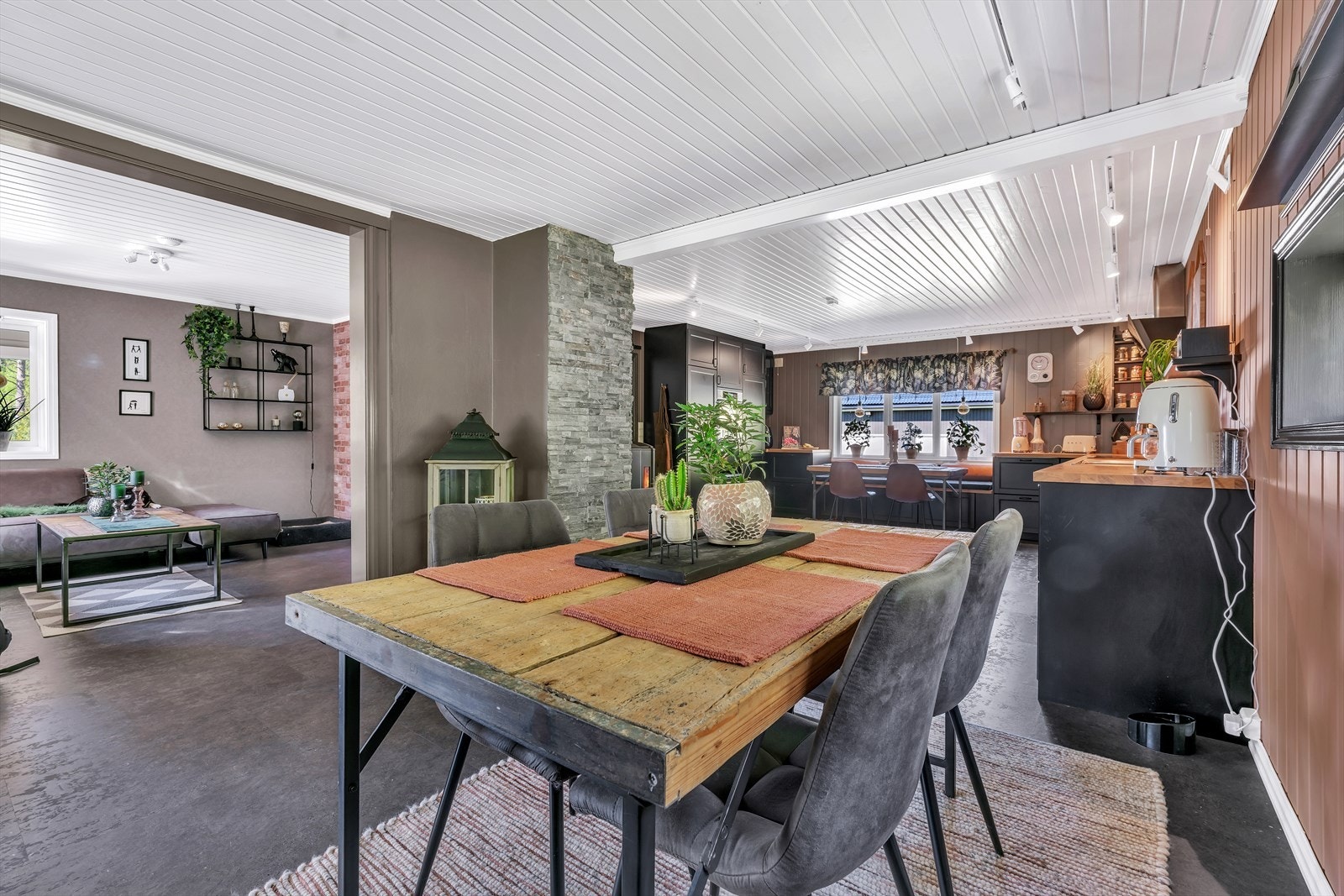 Stuen er delt inn i tre soner med god plass til spisestuemøblement, sofamøblement og øvrig møblement. Galleribilde