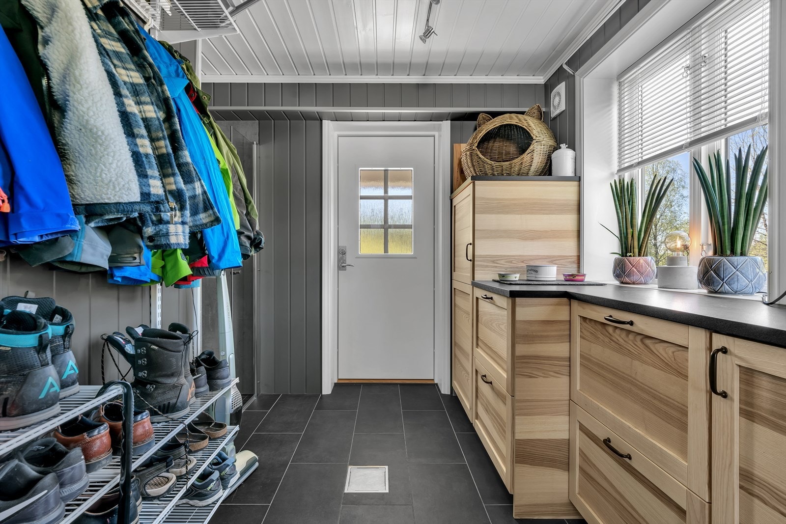 Rommet har opplegg for vaskerom og servant . Dusjnisje med innfellbare glassdører. Praktisk med egen inngang til rommet. Galleribilde