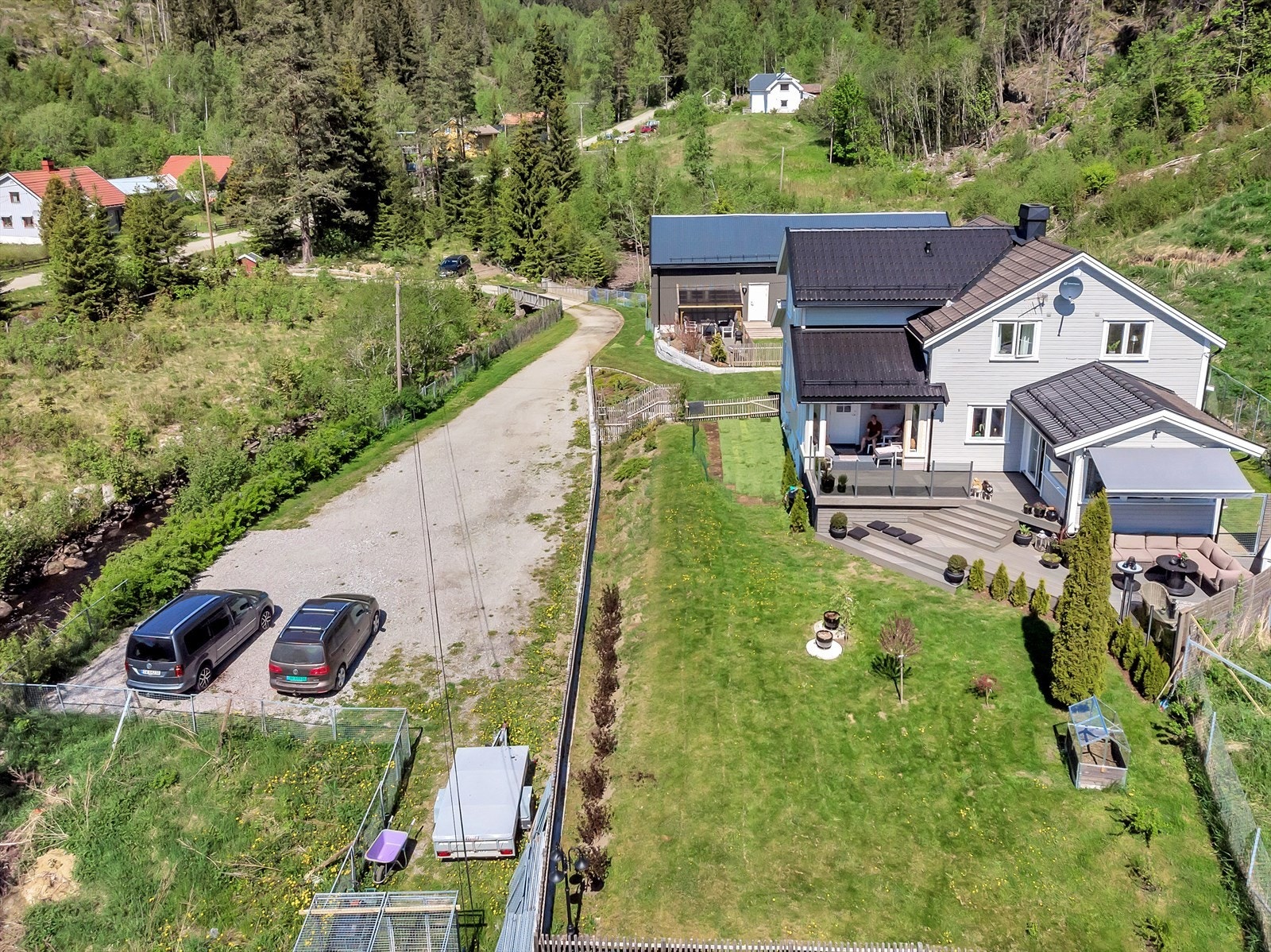 Eiendommen har usjenert og landlig beliggenhet. Galleribilde