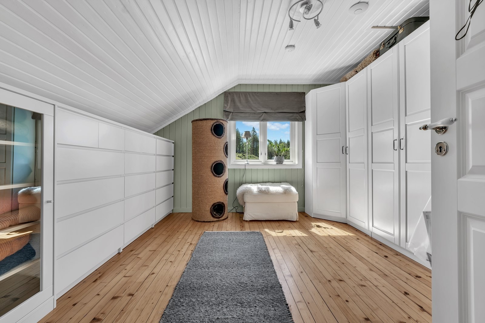 Soverom 2. Meget god garderobeløsning. Galleribilde