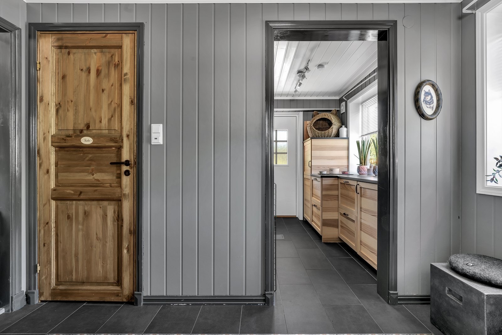 Fra entréen er det tilgang til vaskerom/garderobe. Galleribilde