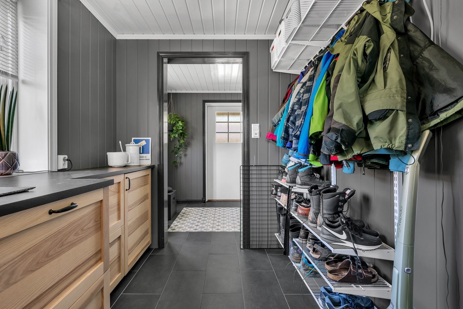 Garderobe/vaskerom. Galleribilde