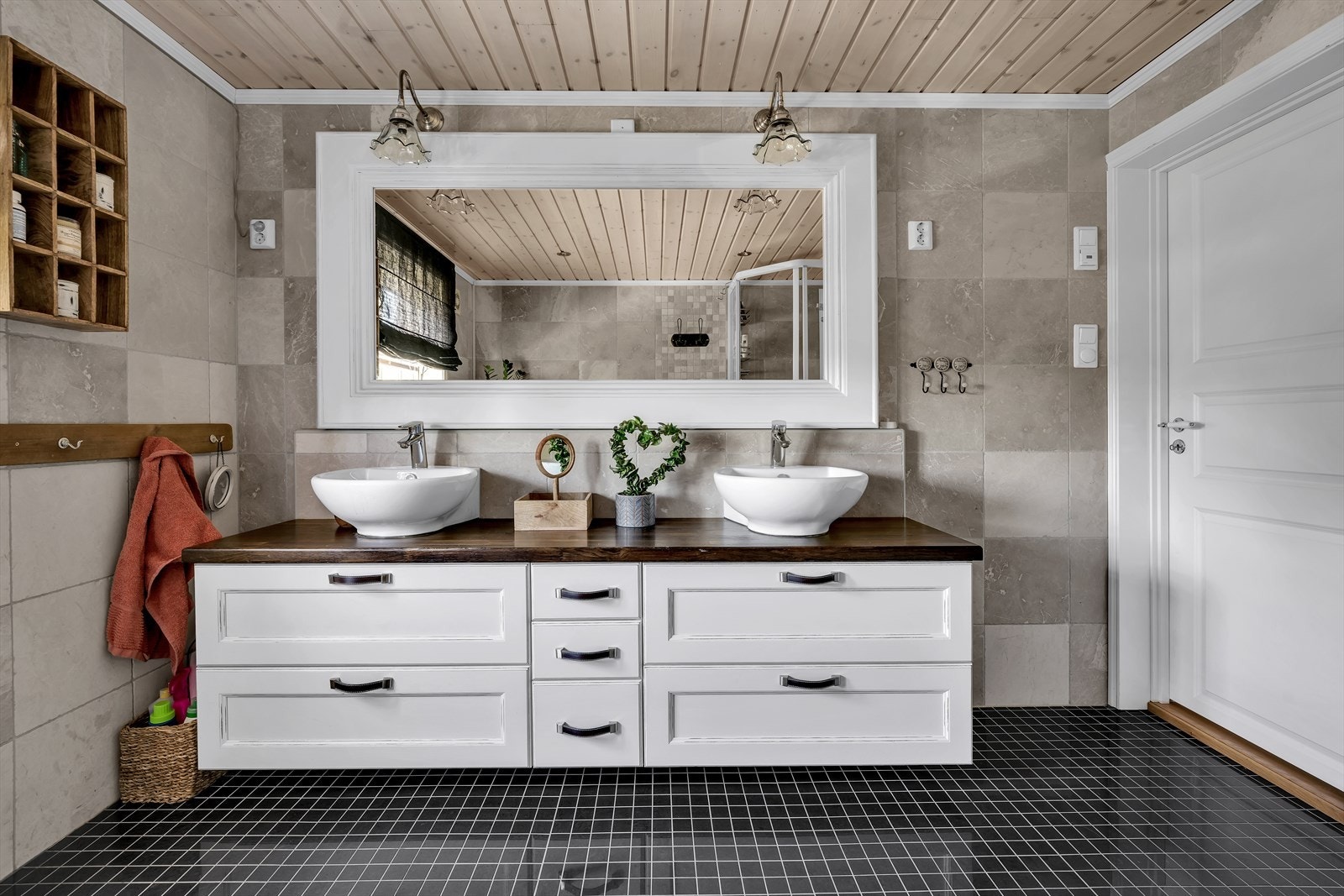 Dobbel baderomsinnredning med servant og ett-greps blandebatteri. Galleribilde