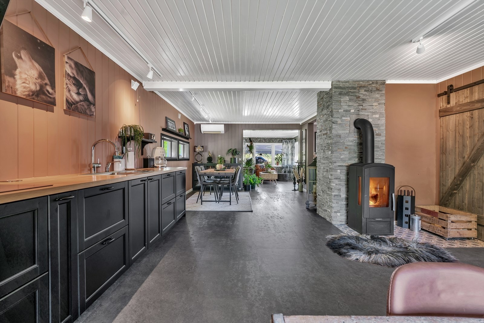 Quooker (varmtvann) montert. Mekansik avtrekk over koketopp. Waterguard og komfyrvakt montert. Galleribilde