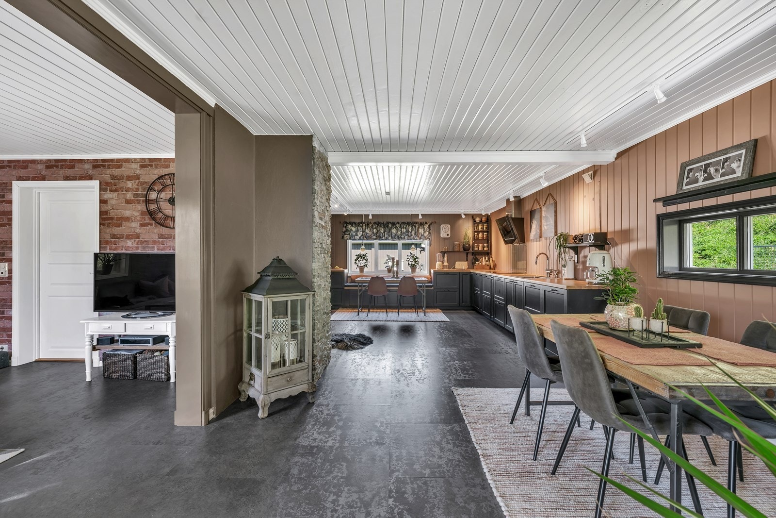 Fra kjøkkenet kommer du til stuen. Galleribilde