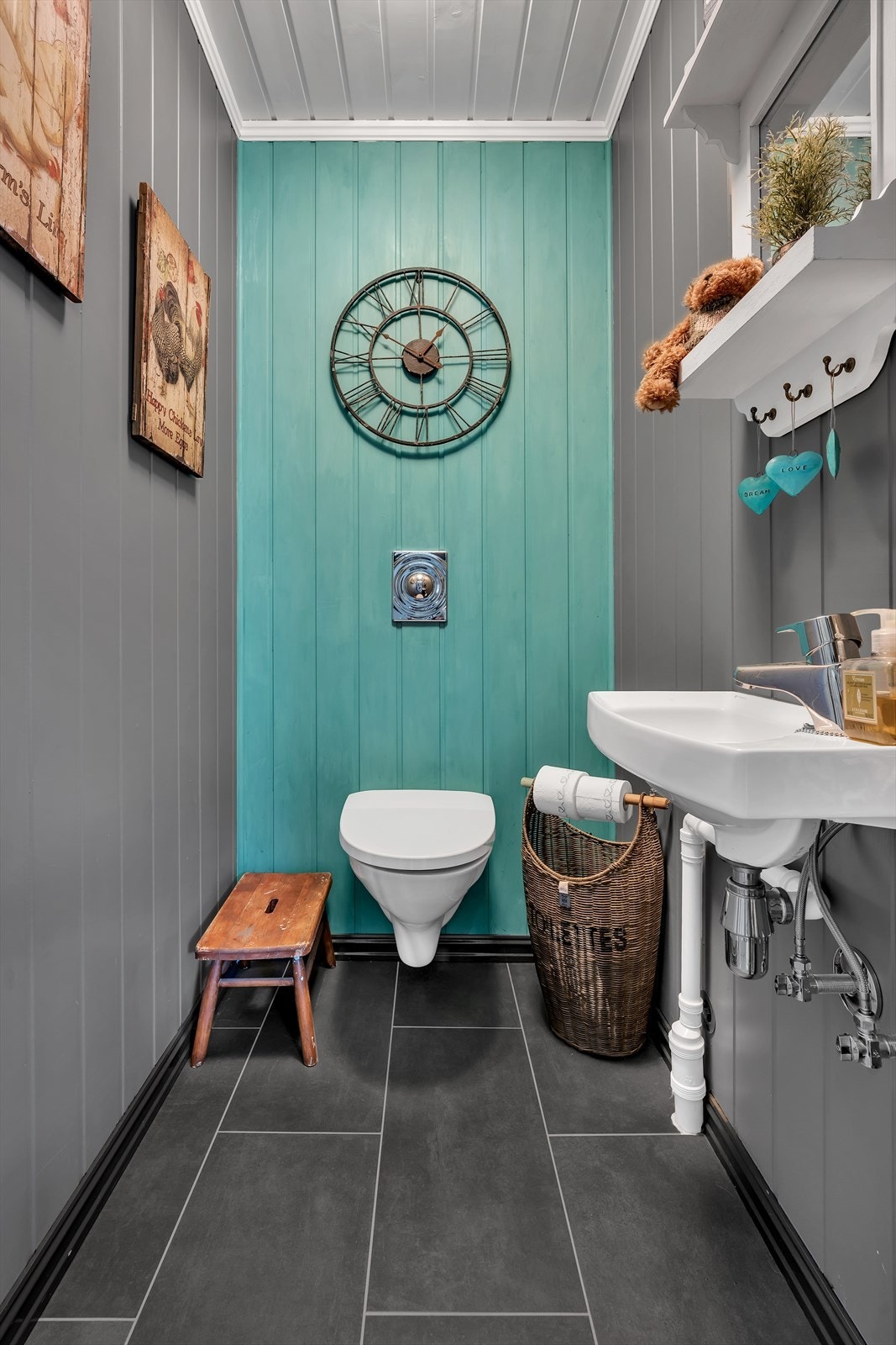 Praktisk toalett i 1. etasje. Utstyrt med vegghengt toalett og servant med ett-greps blandebatteri. Galleribilde