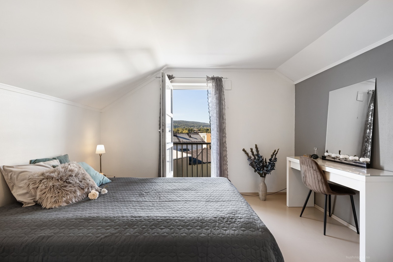 Soverommet har fin plass til dobbelttseng. Galleribilde