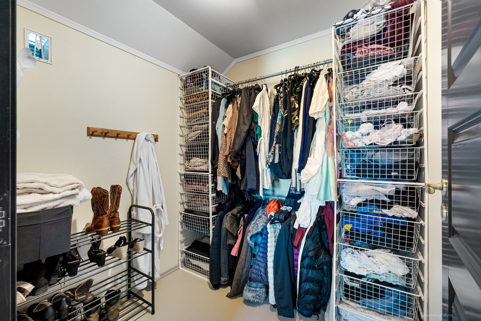 Walk-in-closet i forbindelse med soverom. Galleribilde
