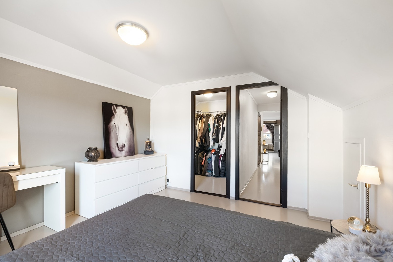 Det er også videre tilgang på praktisk walk-in-closet Galleribilde