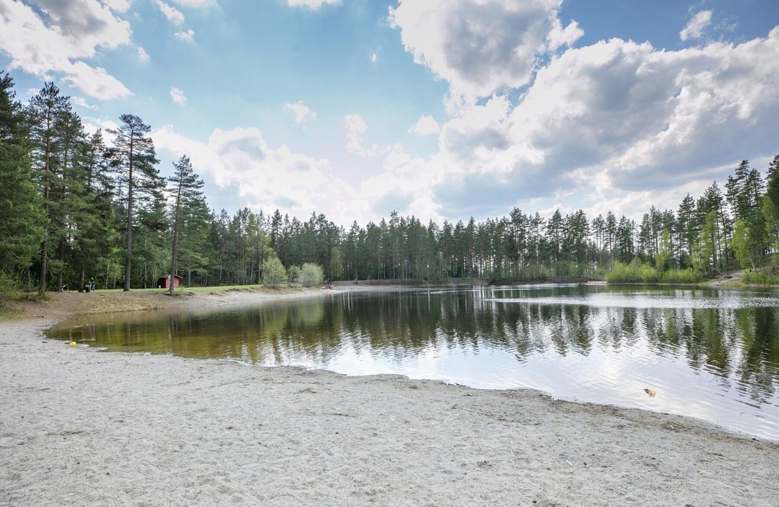Kort vei til marka og flotte vann i nærheten. Galleribilde