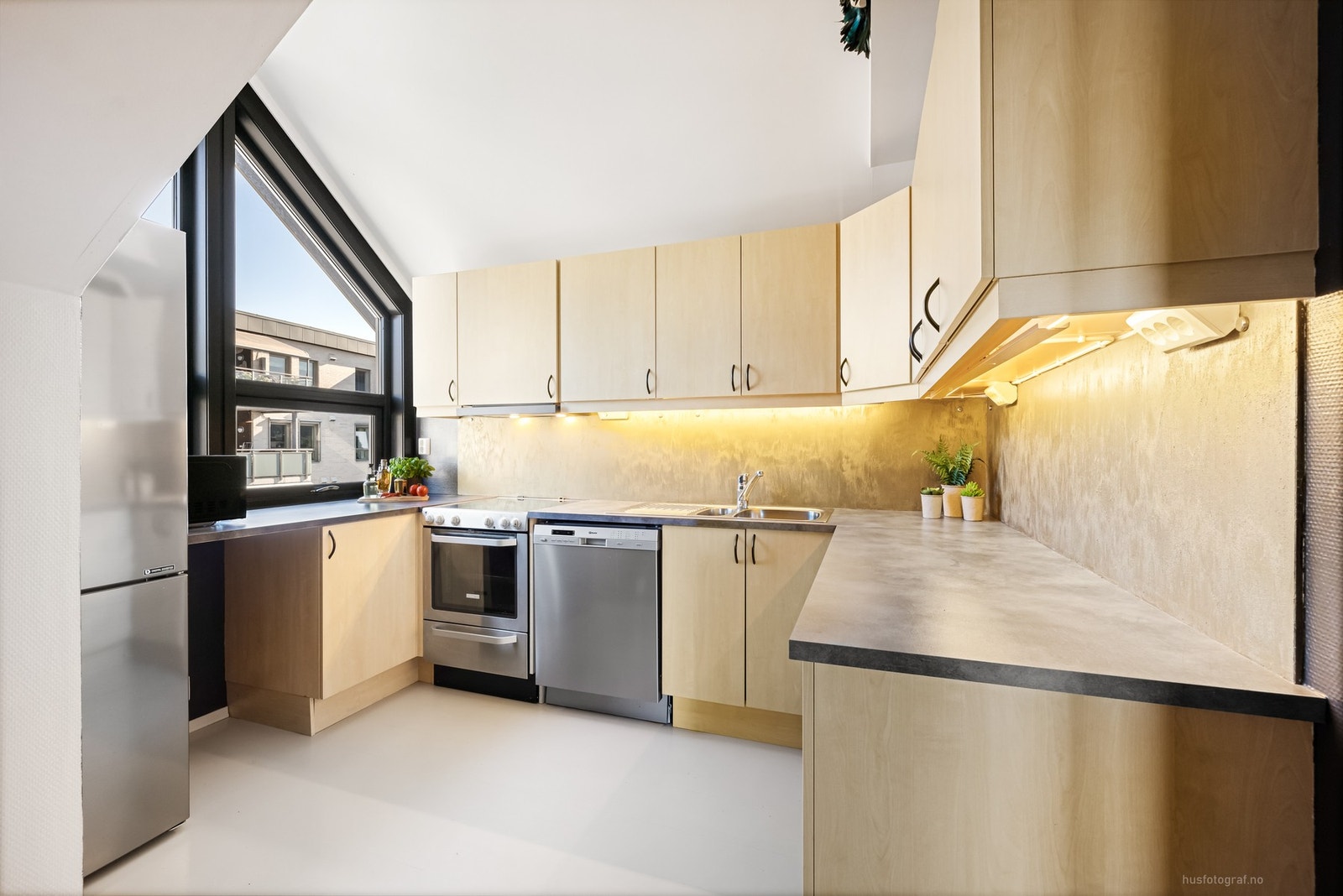 Kjøkkenet har også stor skrå-vindu, med mye naturlig lys. Galleribilde