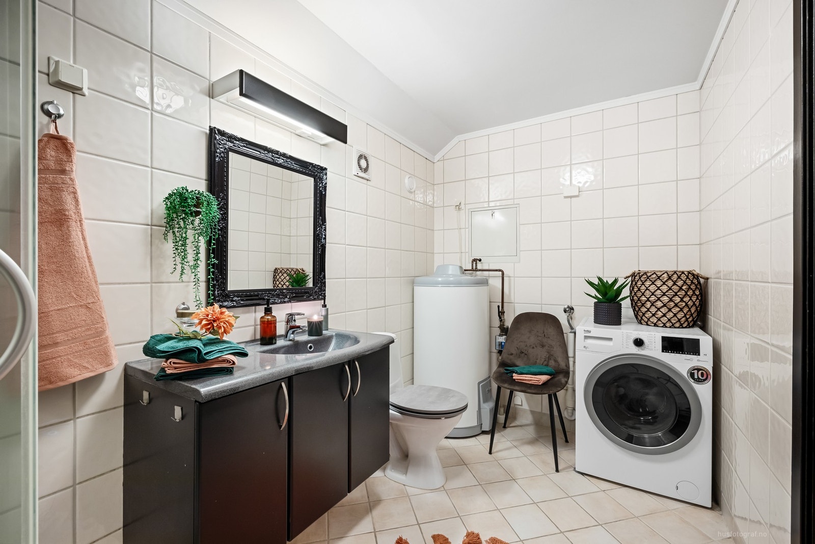 Badet har varme i gulv og opplegg til vaskemaskin. Galleribilde