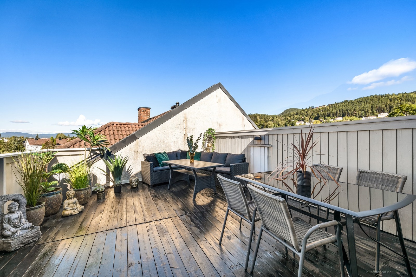 Det er god plass til spisebord og sittegruppe på terrassen. Galleribilde