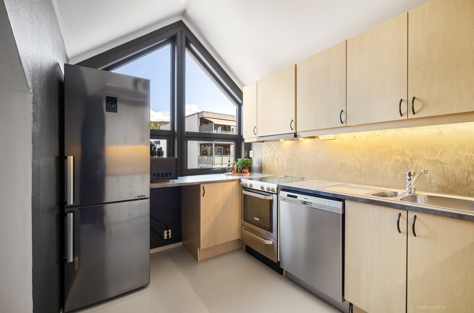 God arbeidsflate på kjøkkenet. Galleribilde