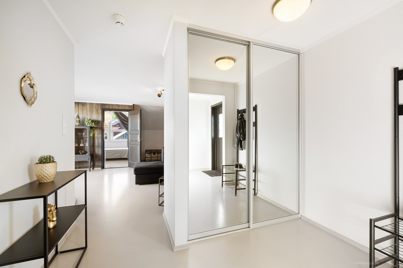 En romslig gang med oppbevaringsmuligheter Galleribilde