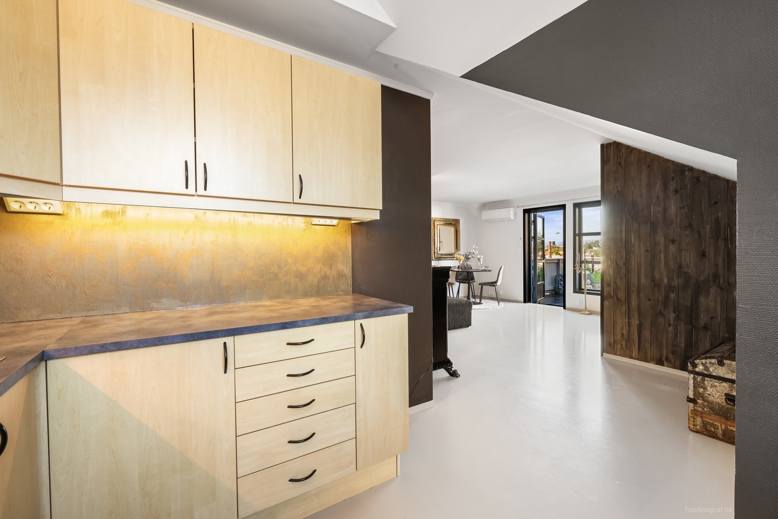 Et pent kjøkken med god plass i skuffer og skap. Galleribilde