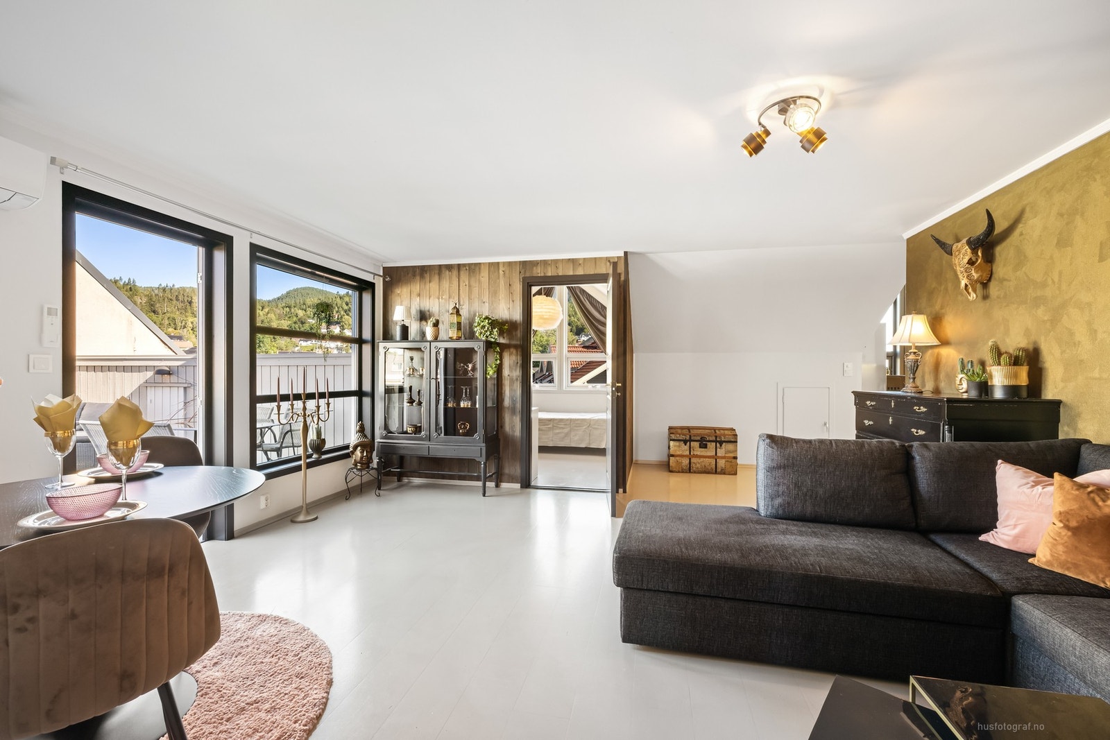 Det er enkel tilgang på stor terrasse fra den delikate stua. Galleribilde