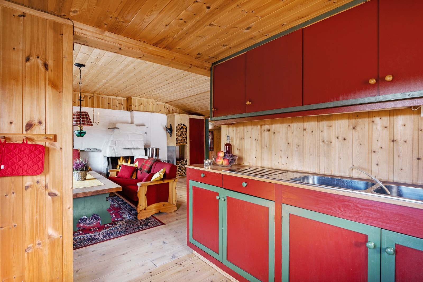 Sommervann kommer fra en enkel kum på motsatt side av vegen man kommer fra og drikkevann medbringes Galleribilde