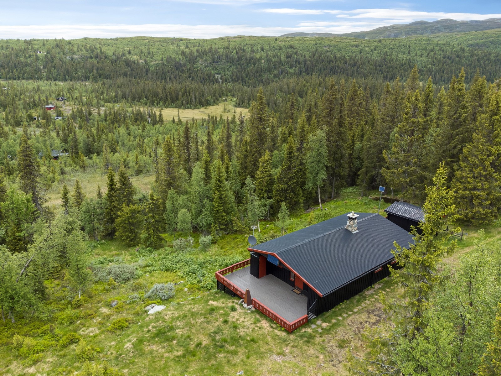 Fjellsetra ligger rett ovenfor hytta, ca. 20 min gange bort dit - derfra kan man gå rett opp på Spåtind. Galleribilde