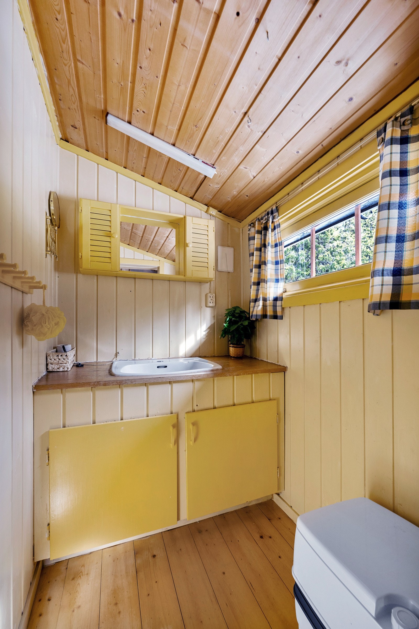 Bod er innredet som en liten baderomskrok med enkel servant Galleribilde