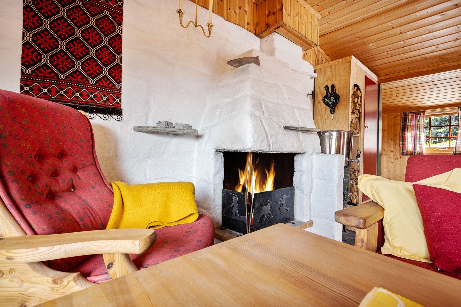 Åpen peis som gir ekstra varme og skaper en god atmosfære Galleribilde