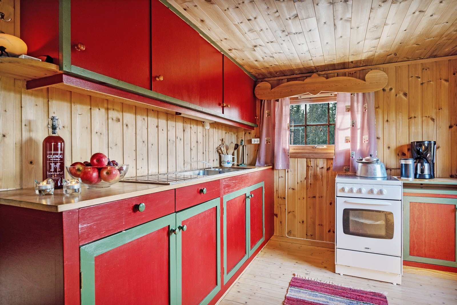 Kjøkkenet har godt med skap- og benkeplass Galleribilde