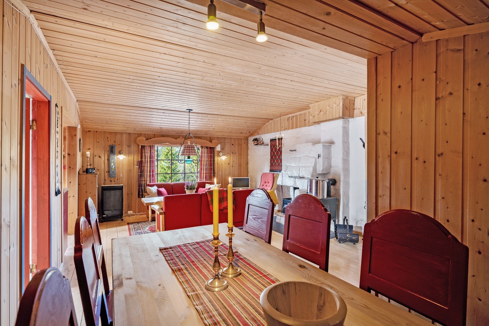 Hytta har fine soner og god plass til både spisebord og sofagruppe Galleribilde