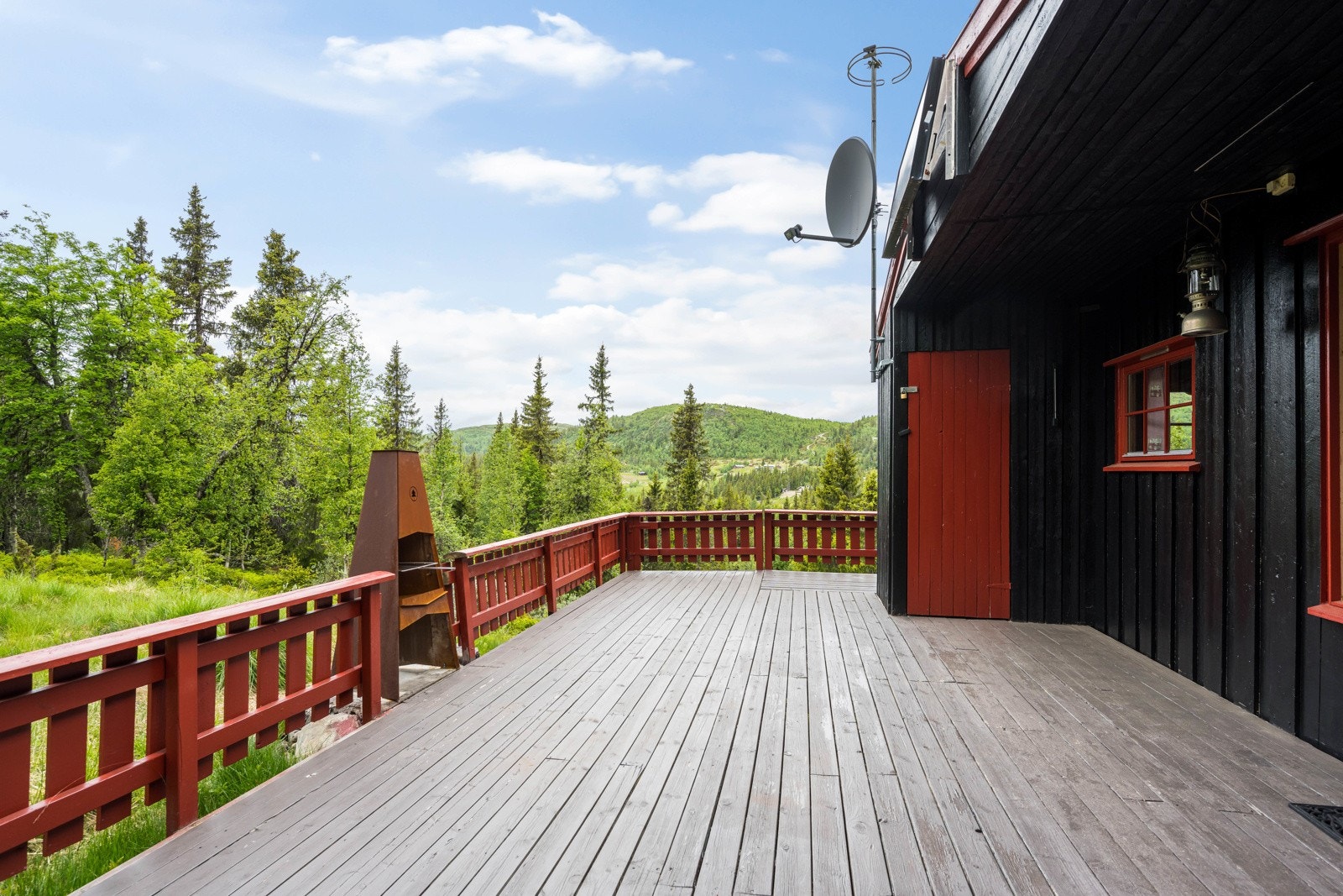 Romslig terrasse med ny utepeis Galleribilde