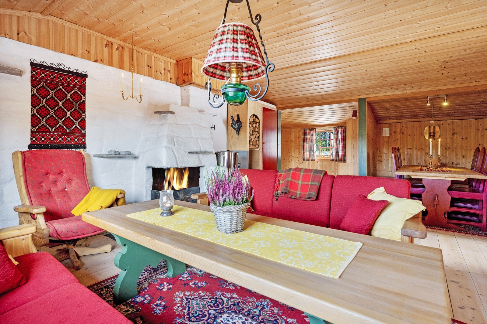 I stue er det både vedovn og åpen peis Galleribilde