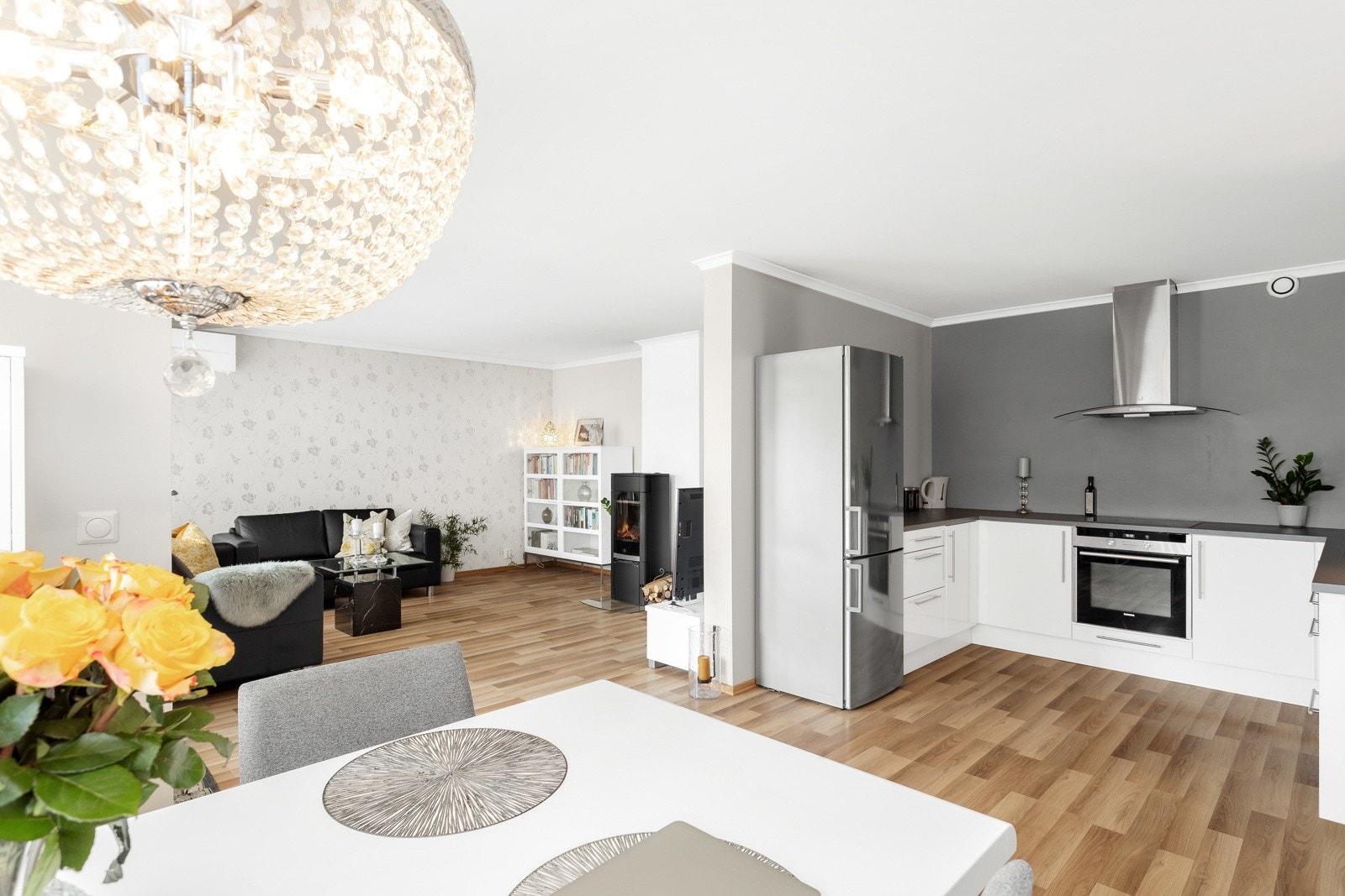 På bakkeplan i rolig gate. 3 soverom og herlig uteområde. Galleribilde