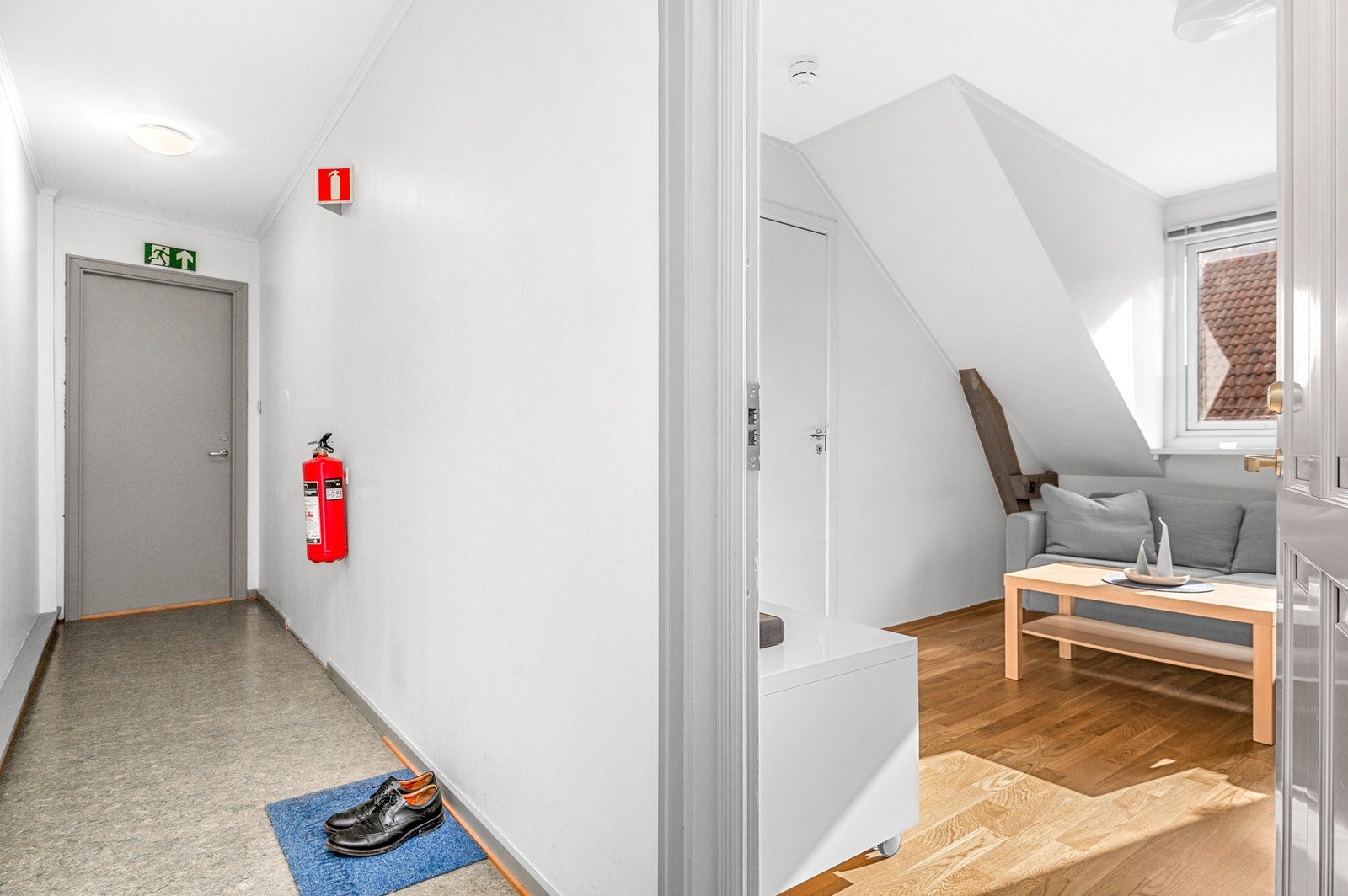 Leiligheten ligger innerst i gangen i øverste etasje, en fredelig plassering i bygget. Flotte fellesareal som holdes godt vedlike. Galleribilde