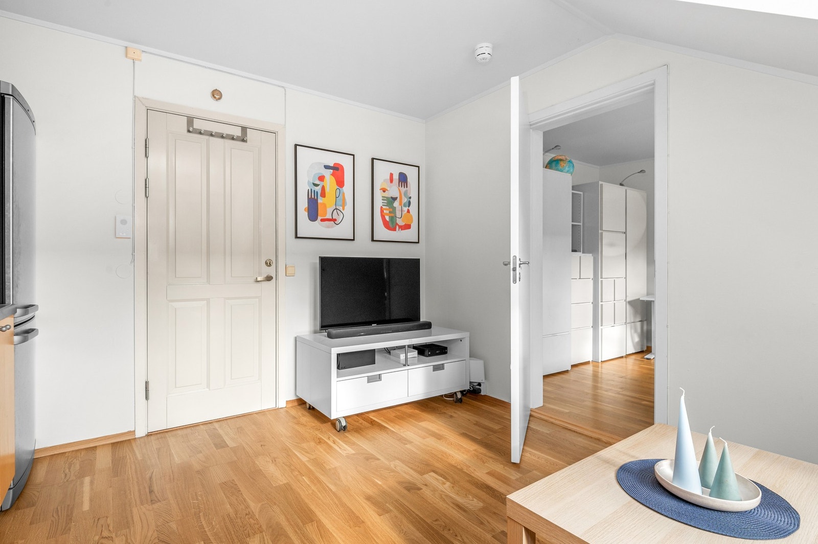 God planløsning som gir plass til sofa og tv-vegg på stua. Galleribilde