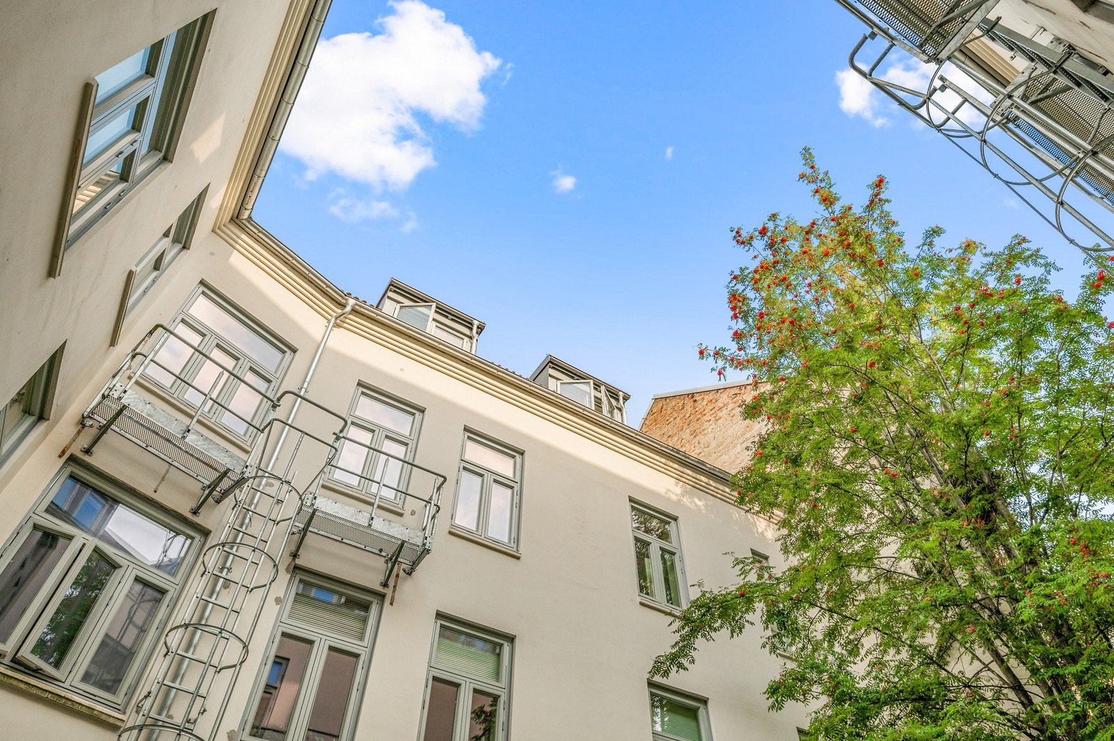 Leiligheten ligger fint til i øverste etasje (4) av bygget. Galleribilde