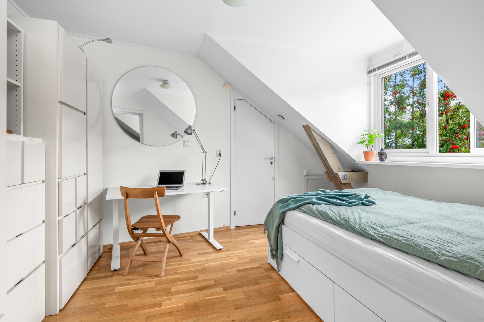 Soverom på ca 11,5m2, her er det også kobbhus som gir god romfølelse. God plass til dobbeltseng, pult og ønsket garderobeløsning. Galleribilde