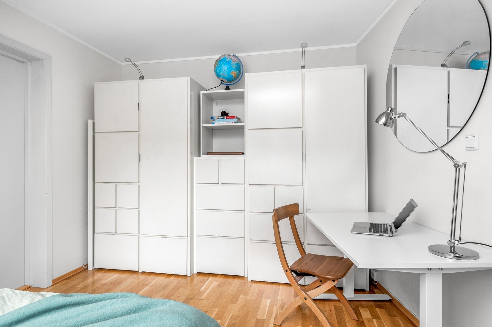 Soverommet har god plass til garderobe, eier har her utnyttet plassen effektivt. Galleribilde