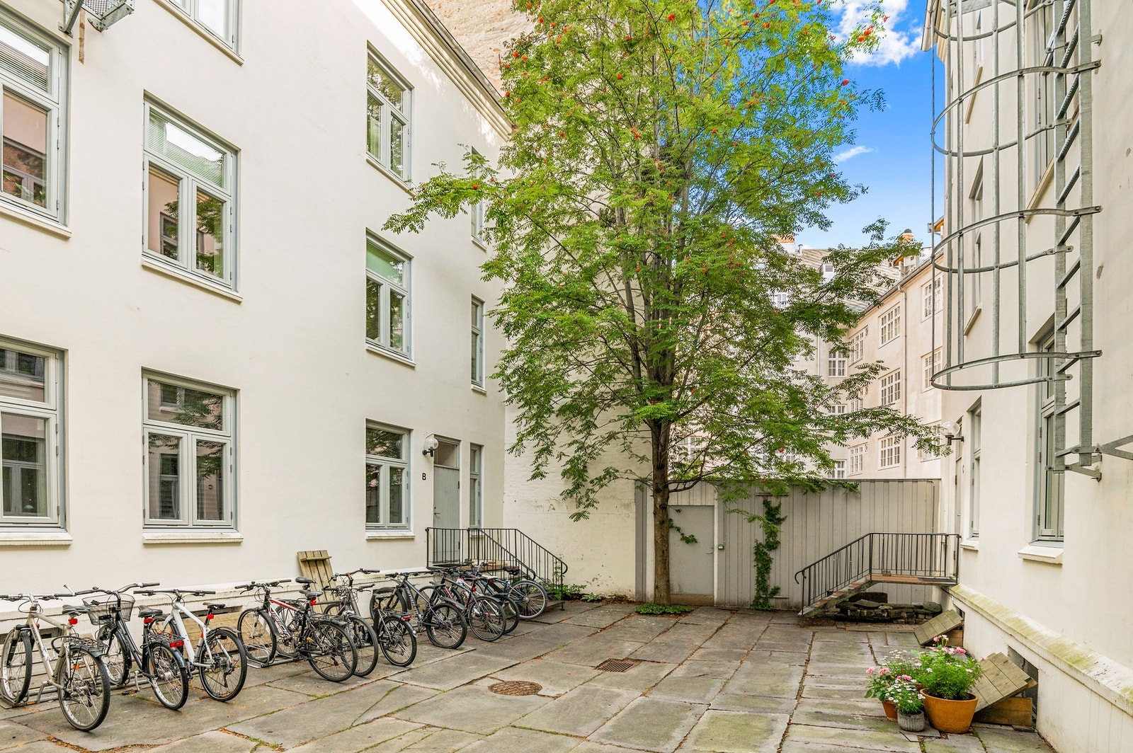 Hyggelig bakgård som er godt ivaretatt. Sykkelparkering både her og i kjeller. Galleribilde