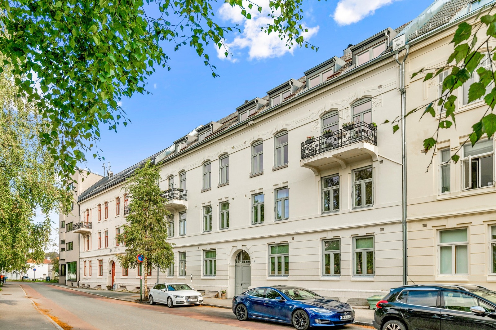 Fasade ut mot Elvegata - kort vei til sentrum, og rett over brua ligger Trondheim Spektrum, tennisbaner, og Øya Idrettsanlegg m.m. Kort vei også til St Olavs og NTNU Gløshaugen. Galleribilde
