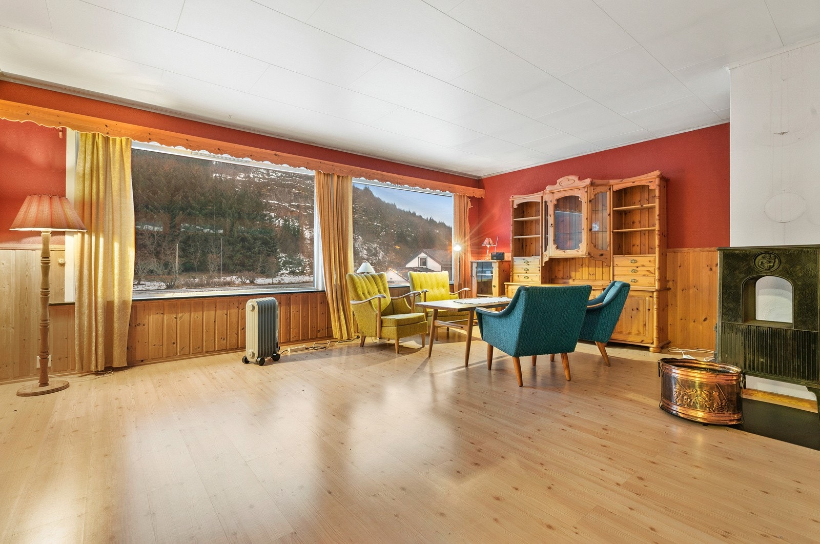 Stue med store vinduer som gir naturlig dagslys Galleribilde