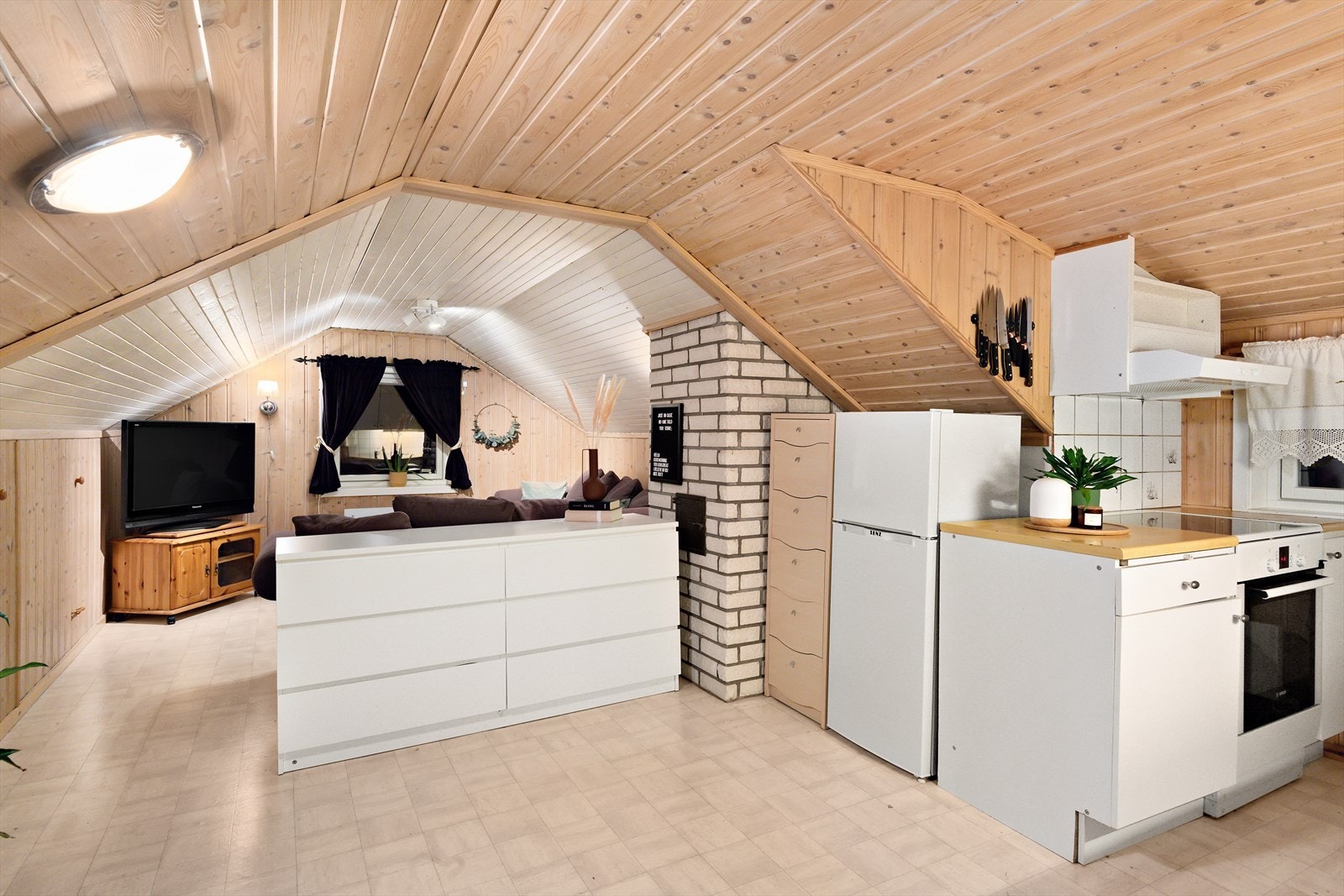 I loftsetasjen finner du en stor hybel som består av entre/mellomgang, soverom, bad samt felles stue og kjøkken. Galleribilde