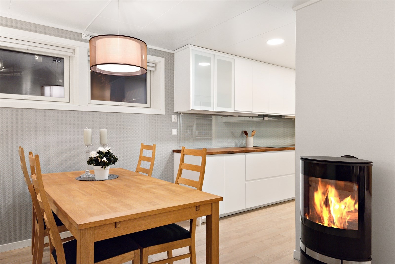 Den flotte vedovnen skaper ikke bare varme på kalde dager, men gir også ekstra hygge. I tillegg til vedovnen ble det montert en luft-til-luft varmepumpe av merket Mitsubishi fra 2015 i stuen. Galleribilde