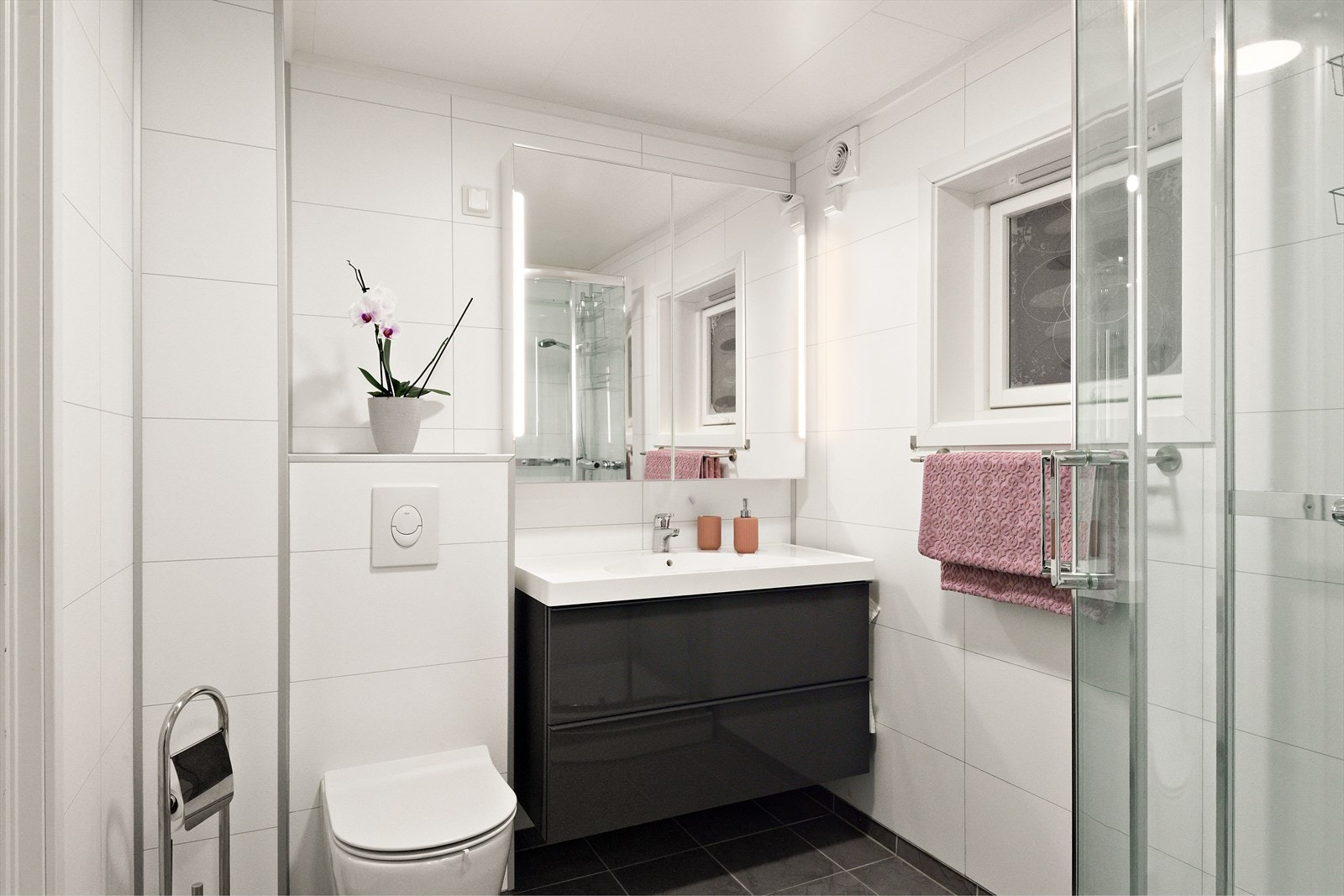 I tilknytning til gangen finner du leilighetens bad og vaskerom som er fra 2016. Dette er praktisk innredet og en liten vegg holder vaskerommet adskilt fra badet Galleribilde