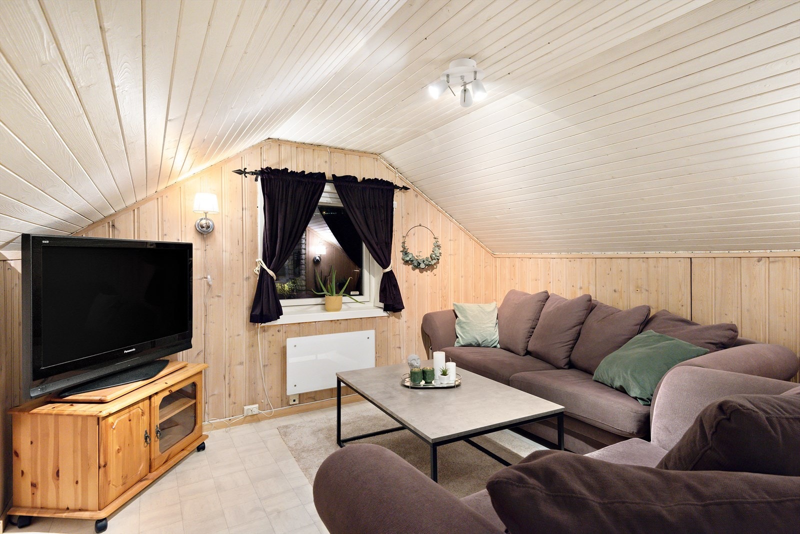 Stuen fremstår lun og trivelig med god plass til sofagruppe. Også hybelen på loftet har tilgang til egen terrasse. Galleribilde