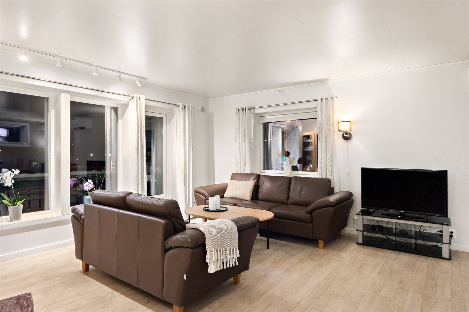 Det er utgang til en terrasse mot øst fra stuen og i tillegg er det en terrasse mot vest med tilgang via dør i trappegangen. Her er det store muligheter for å finne sola om den er der. Galleribilde